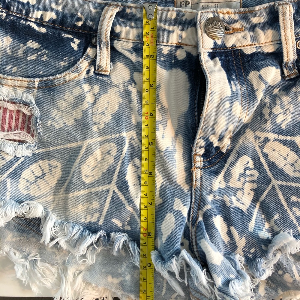 LAST CHANCE SALE! Free People Batik Frayed Printed Jean Shorts Size 27 - Picture 5 of 6